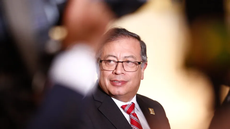 Gustavo Petro, presidente colombiano, proíbe entrada de aviões americanos com deportados, levando EUA a fechar seção de vistos.