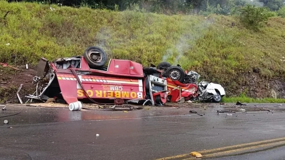 Cinco mortos em colisão entre caminhão dos bombeiros e carro no Rio Grande do Sul