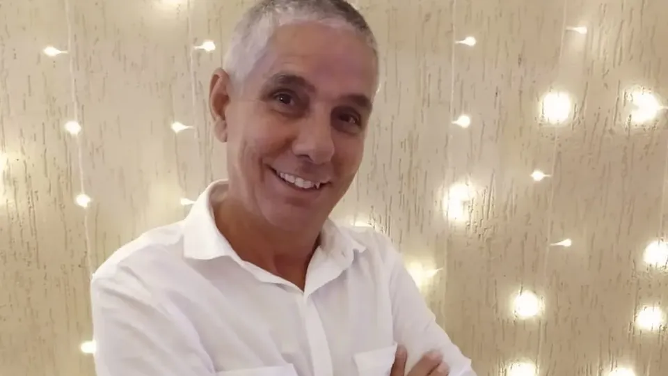 Geraldo Duque, de 61 anos, foi baleado em frente à sua residência em Potim. O caso é investigado pela polícia.