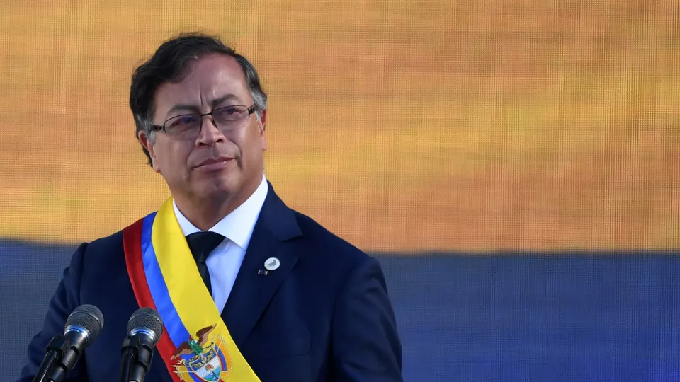 O governo colombiano decidiu enviar seu avião presidencial para trazer de volta migrantes deportados pelos EUA, em ação de repatriação.