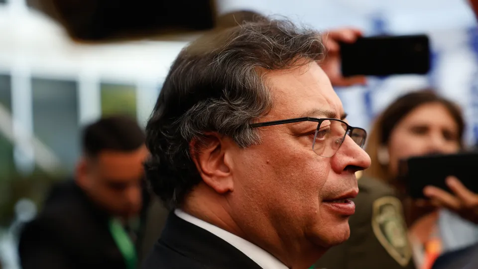 A decisão do governo Trump ocorre em resposta à proibição do presidente colombiano Gustavo Petro sobre voos com deportados.