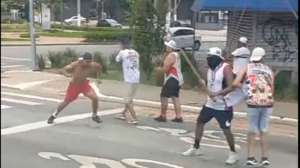 Confronto entre torcedores de São Paulo e Corinthians ocorre na Barra Funda antes do clássico