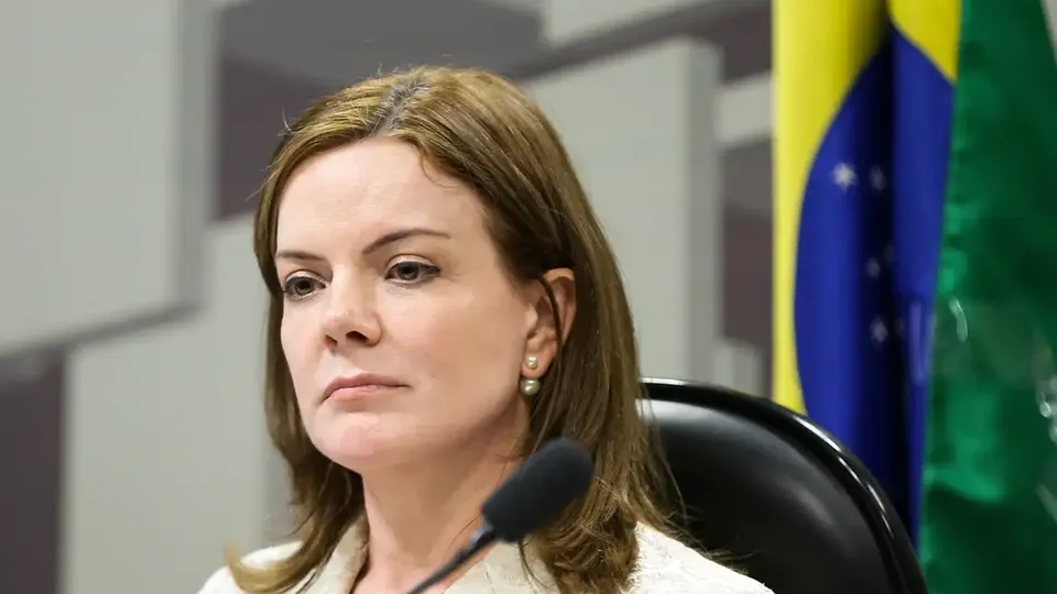 A presidente do PT, Gleisi Hoffmann, destaca gravidade das revelações sobre o ex-presidente e sua família em relação a plano golpista.