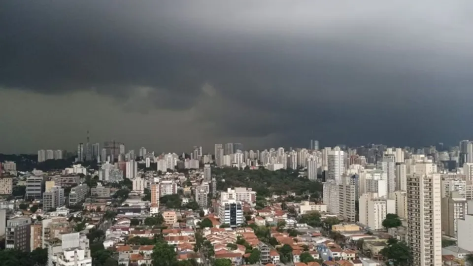 A Defesa Civil decretou estado de atenção em toda a capital paulista devido às chuvas fortes que atingem a região.
