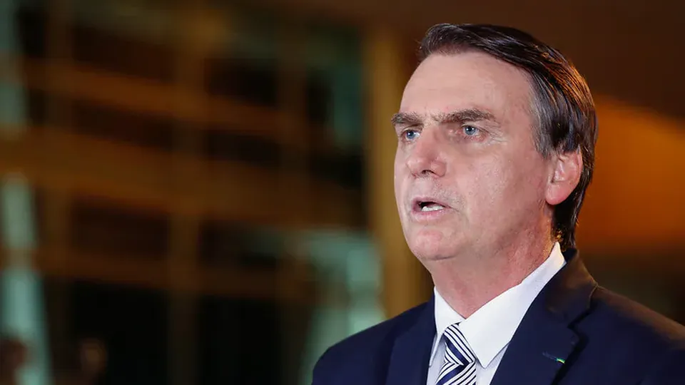 Advogados do ex-presidente afirmam que vazamentos prejudicam direito à ampla defesa em investigações.