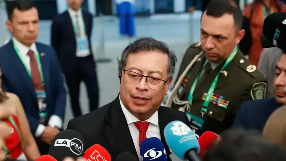 O presidente da Colômbia, Gustavo Petro, anunciou aumento de tarifas sobre importações dos EUA após retaliação de Donald Trump.