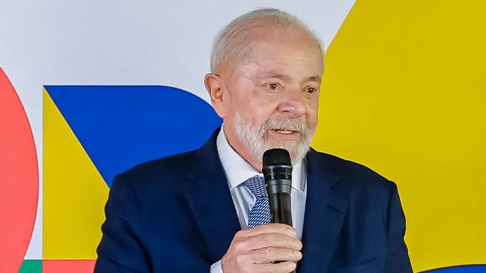 Pesquisa aponta que 49% desaprovam a gestão de Lula, com aumento nas críticas e insatisfação popular.
