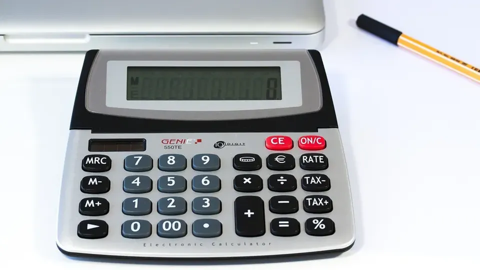 Expectativas de inflação em alta e aversão ao risco impactam o mercado financeiro nesta segunda-feira.