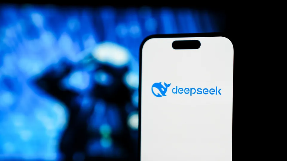 A popularidade do assistente da DeepSeek provoca queda nas ações de grandes empresas de tecnologia nos EUA