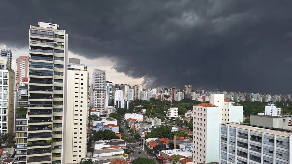 Defesa Civil de SP cria gabinete de crise em meio a alertas de chuvas intensas