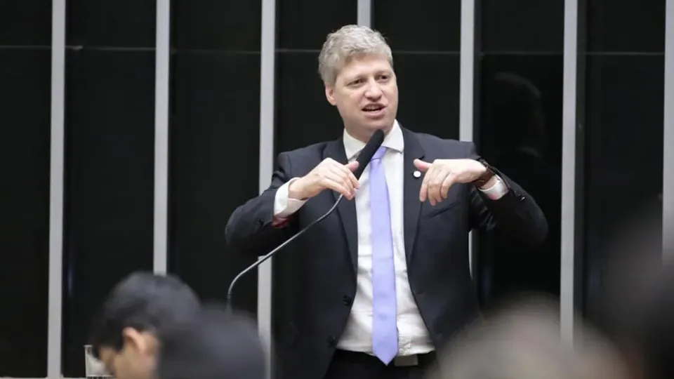 Deputado do Novo busca se firmar como alternativa à base governista nas eleições da Câmara.