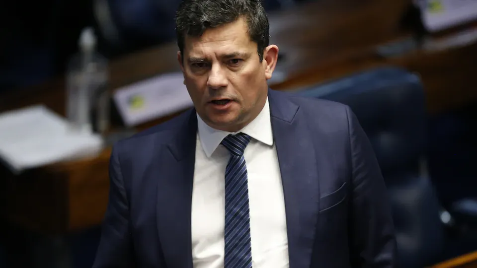 Senador afirma que críticas ao uso de algemas em deportações são uma cortina de fumaça para encobrir falhas do governo atual.