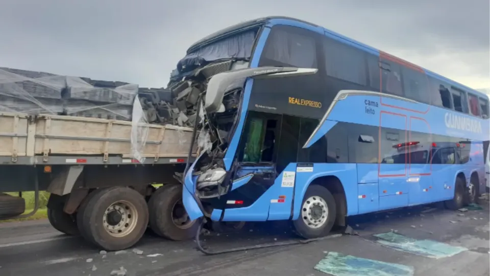 Acidente entre caminhão e ônibus em Paulista deixa 12 feridos