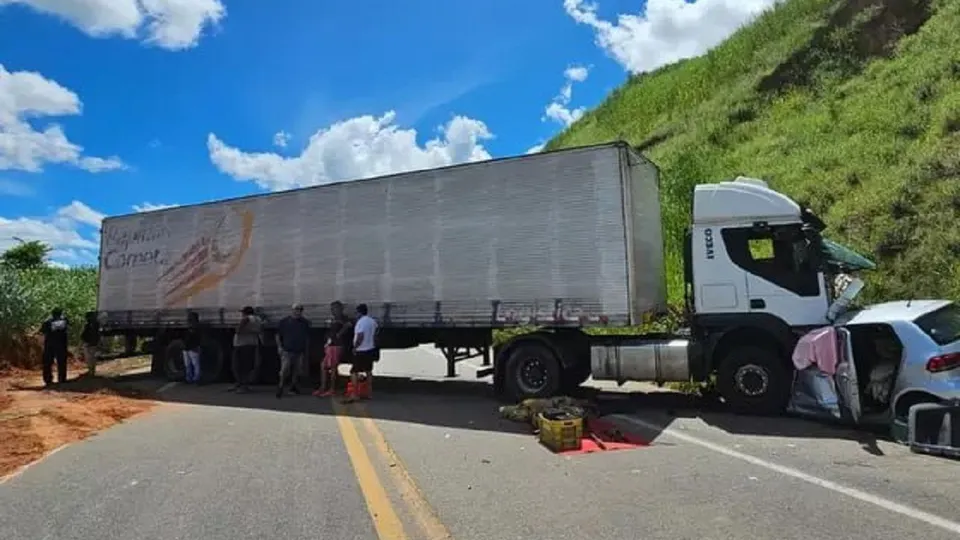 Vídeo registra acidente fatal que deixou quatro mortos na BR-116, em Minas Gerais