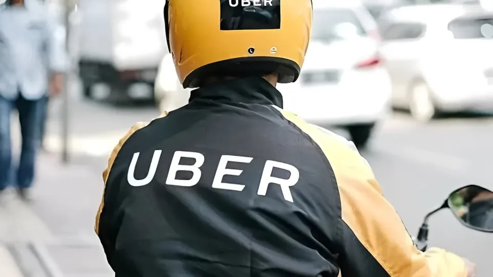 Levantamento do Instituto Locomotiva indica que 79% dos moradores de São Paulo são favoráveis ao transporte de pessoas em motos por app.