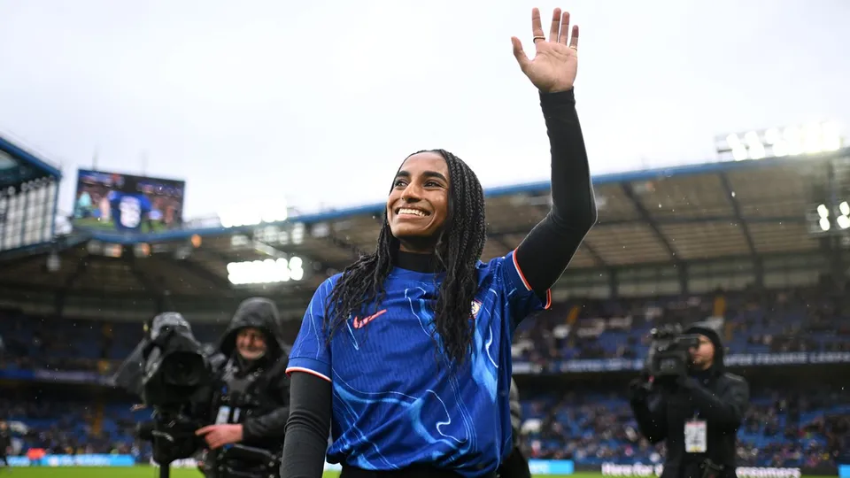 Defensora da Seleção dos EUA assina com o Chelsea em transferência recorde, superando marca anterior de Racheal Kundananji.