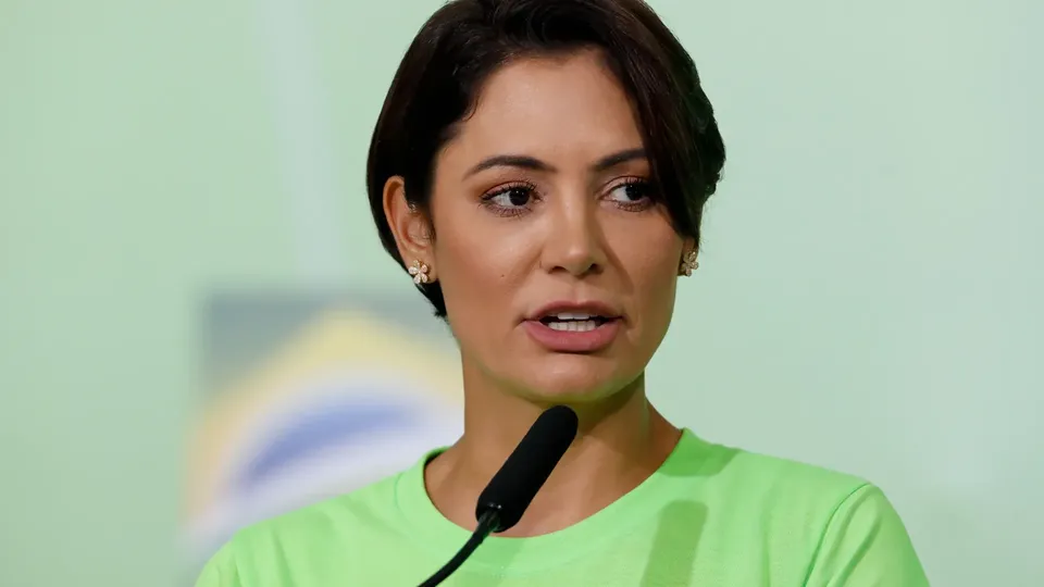 Michelle Bolsonaro ironiza acusações de Mauro Cid sobre suposto plano golpista