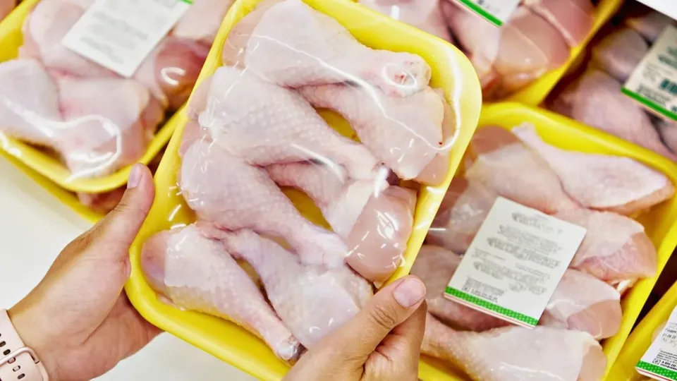 Pela primeira vez, consumo per capita de aves supera o de carne bovina na Argentina, refletindo mudanças na dieta da população.