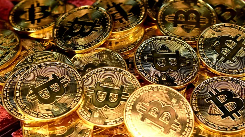 A MicroStrategy anunciou a compra de 10.107 bitcoins, totalizando US$ 1,1 bilhão, mas suas ações enfrentam queda significativa.