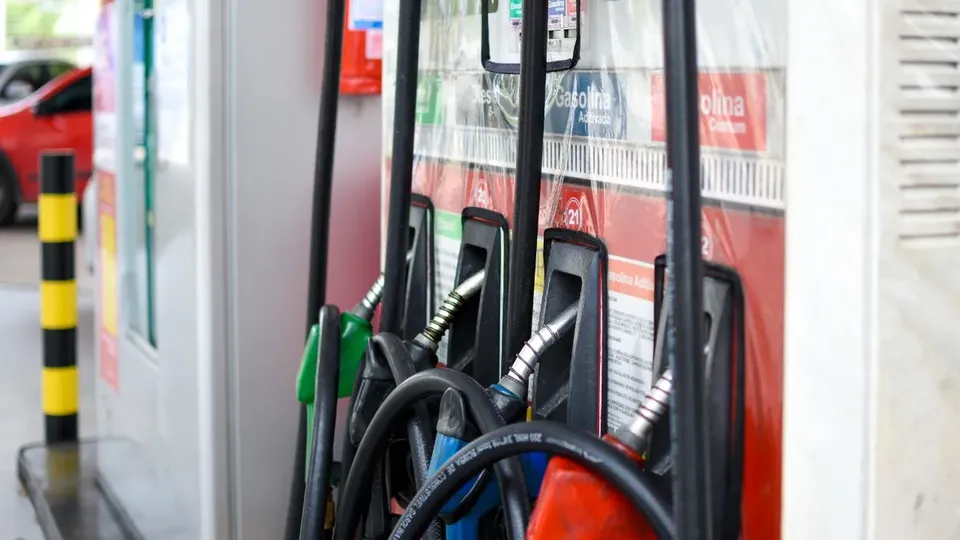 A partir de 1º de fevereiro, gasolina terá alta de R$ 0,10 e diesel de R$ 0,06 por litro; etanol permanece inalterado.