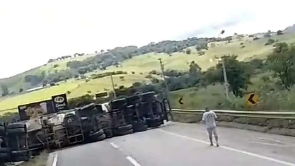 Acidente com carreta de cimento interdita rodovia Fernão Dias em Cambuí, MG