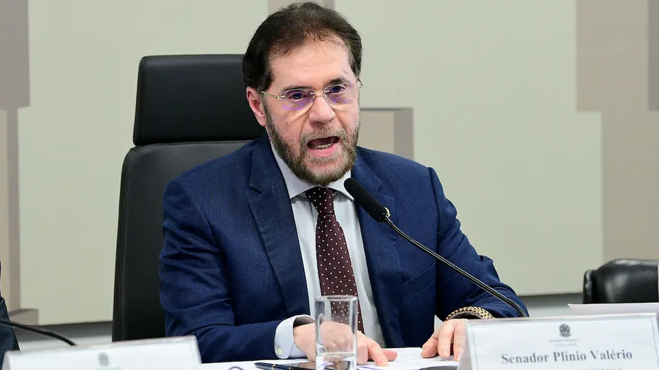 Senador do Amazonas aguarda posição oficial do partido antes de decidir seu futuro.