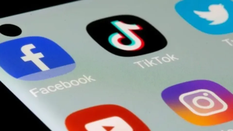 Startup de inteligência artificial busca solução para o futuro do TikTok nos Estados Unidos com proposta de fusão.