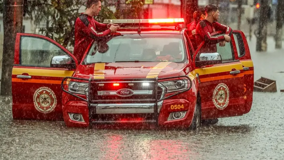 Centro de Gerenciamento de Emergências Climáticas alerta para riscos na capital e Grande São Paulo devido às chuvas.