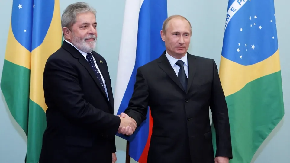 Convite de Vladimir Putin reforça laços entre Brasil e Rússia em meio a discussões sobre paz e comércio.