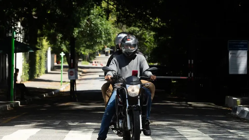 Justiça suspende serviços de mototáxi da 99 e Uber em São Paulo