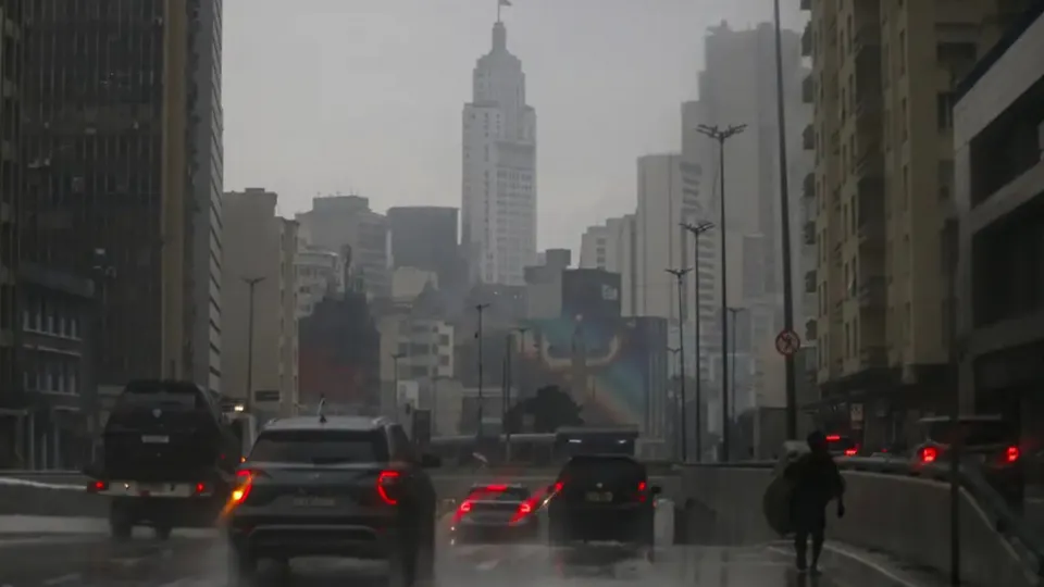 Chuva em São Paulo diminui e cidade é retirada de estado de atenção para alagamentos