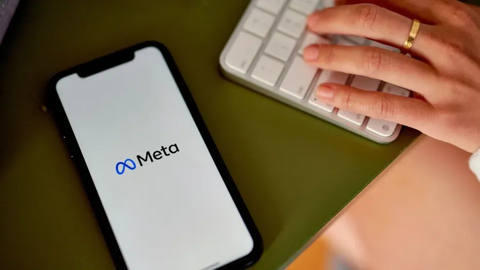 A Meta, controladora do Facebook e Instagram, acusa a Apple de discriminação em sua política de rastreamento de aplicativos.