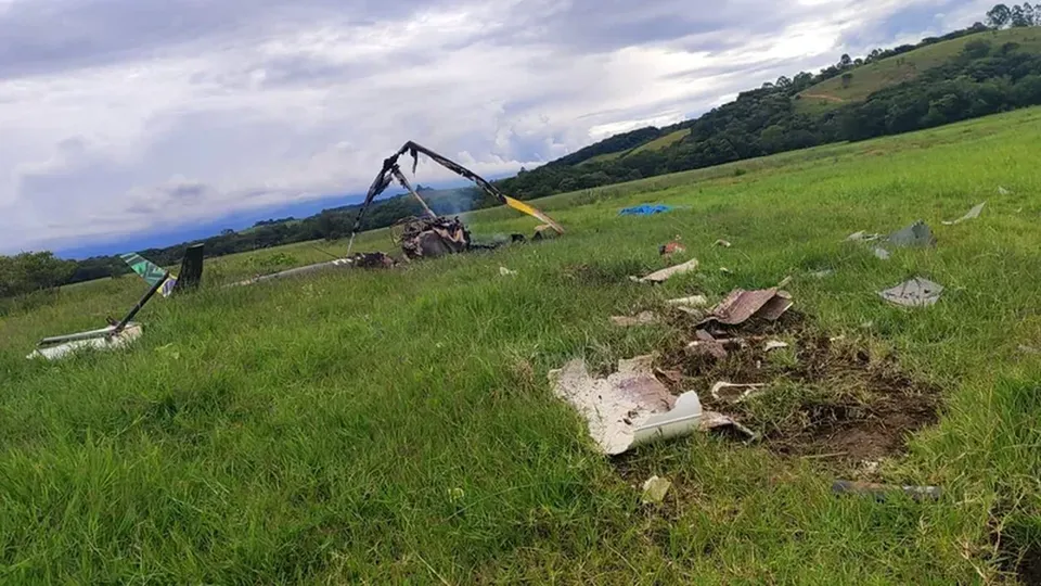A aeronave caiu em uma fazenda entre Cruzília e Carrancas; Corpo de Bombeiros foi acionado.