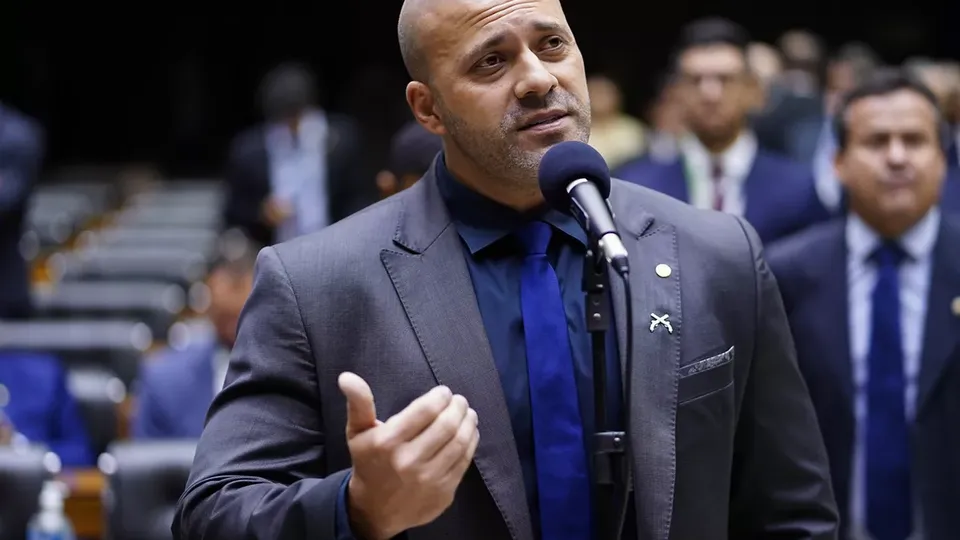 O ex-deputado federal Daniel Silveira teve sua pistola apreendida pela PF em cumprimento a decisão do ministro do STF, Alexandre de Moraes.