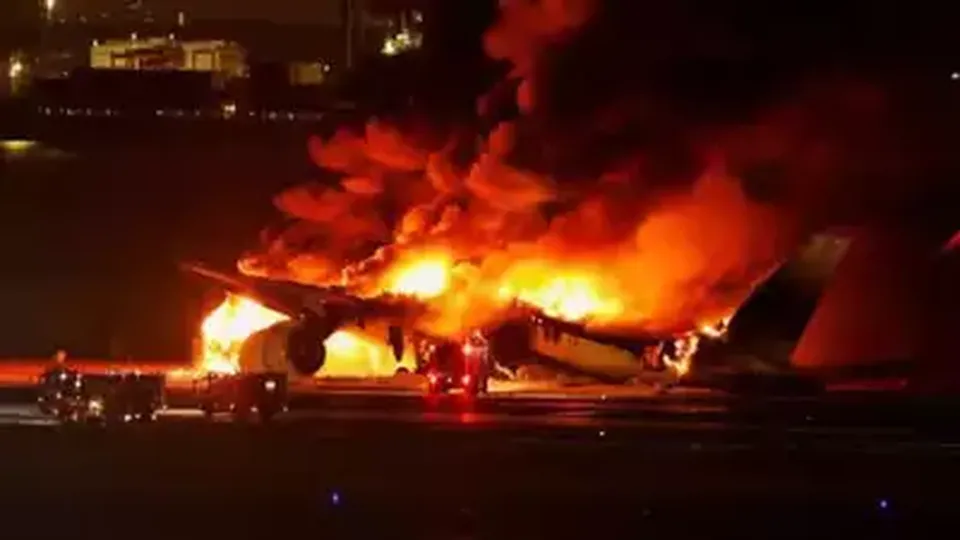 Avião da Air Busan pega fogo em aeroporto de Busan, Coreia do Sul, sem vítimas