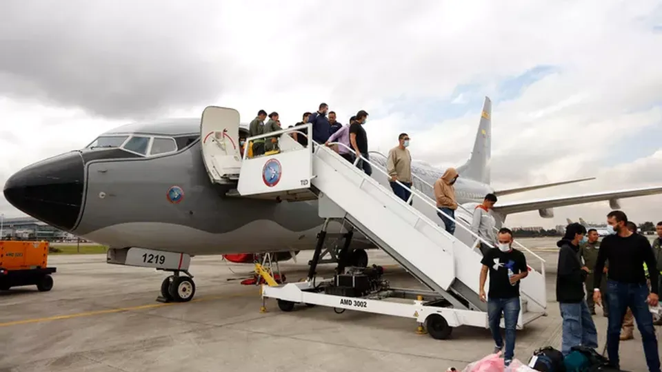 Dois voos da Força Aérea da Colômbia aterrissaram em Bogotá com quase 200 migrantes deportados, encerrando crise diplomática.