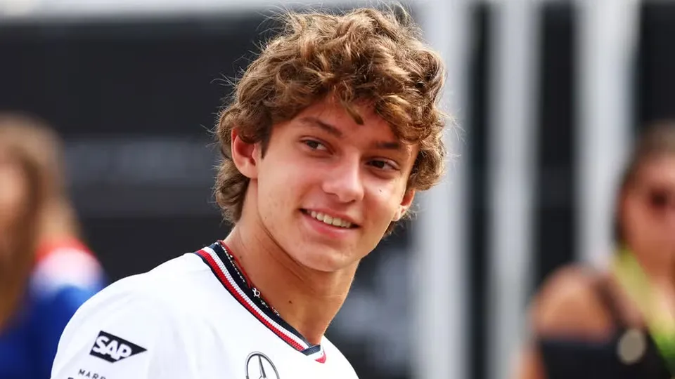 Andrea Kimi Antonelli, jovem piloto da Mercedes, tira carteira de motorista antes da F1