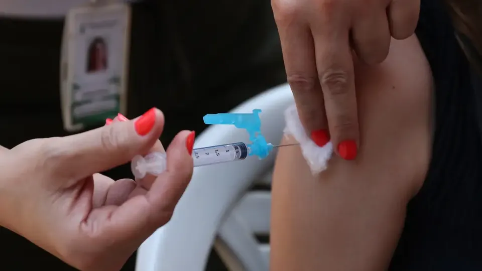 Prefeitura confirma 100 mil doses em estoque e alerta para importância da imunização.