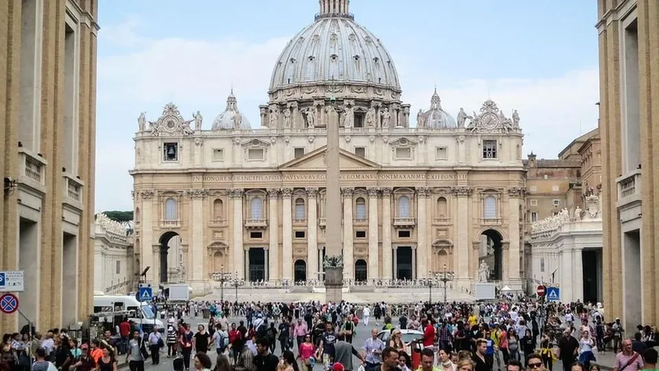 CIDADE DO VATICANO - O Vaticano solicita atenção governamental ao uso da inteligência artificial, destacando riscos éticos e sociais.