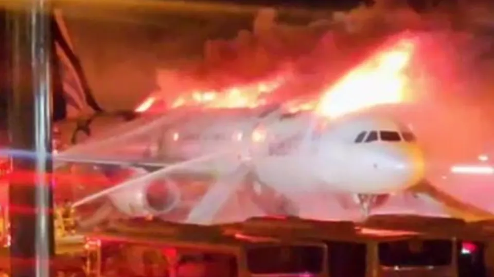 Avião da Air Busan pega fogo no aeroporto de Gimhae, na Coreia do Sul