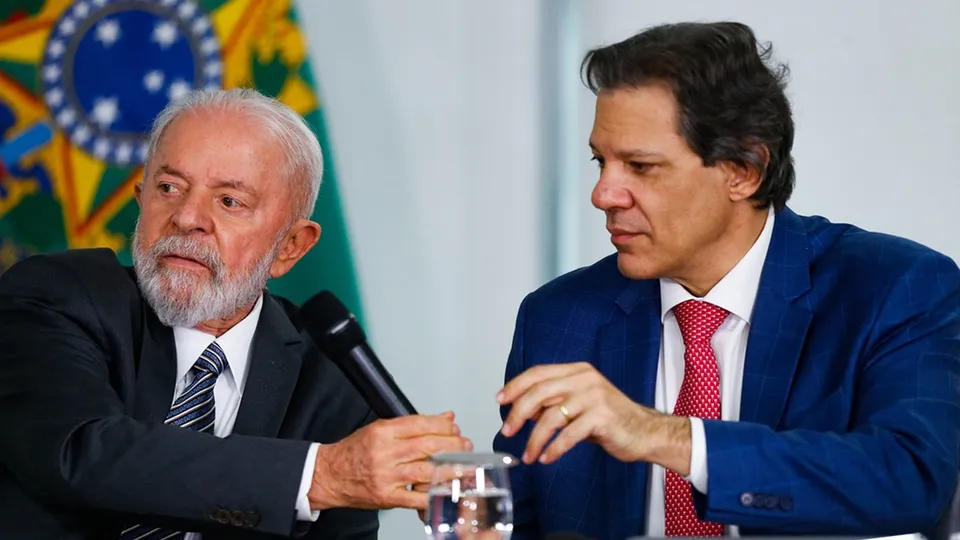 Apesar do recorde histórico de arrecadação, Brasil enfrenta um cenário fiscal preocupante e crescente carga tributária.