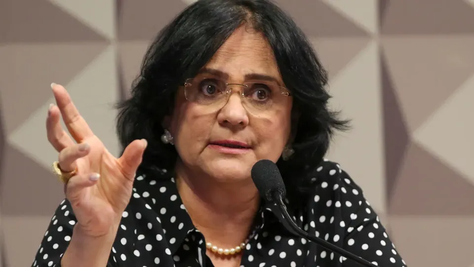 A senadora Damares Alves (Republicanos-DF) critica intenções do governo em projeto que visa restringir redes sociais para crianças.