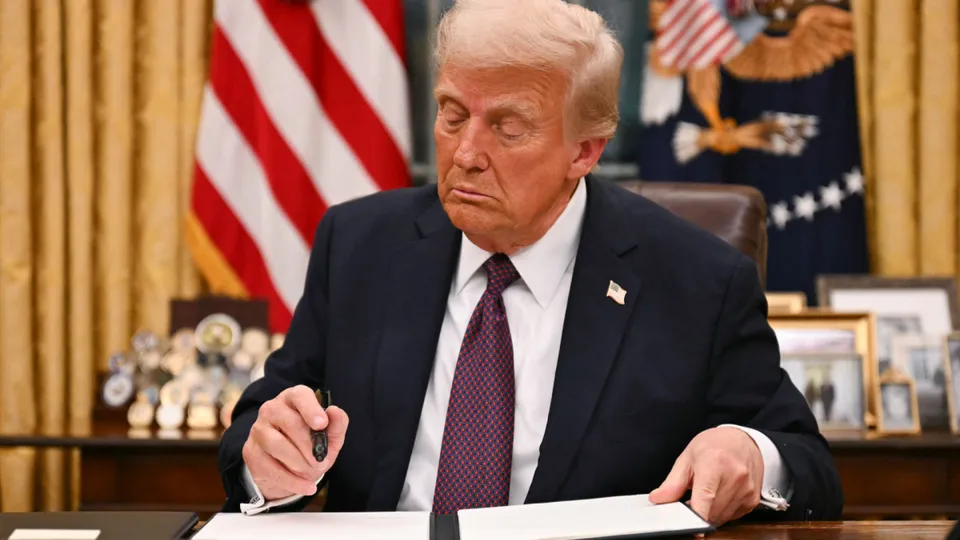 O presidente dos EUA, Donald Trump, revelou planos de impor tarifas universais acima de 2,5% a importações globais, após declarações do secretário do Tesouro.