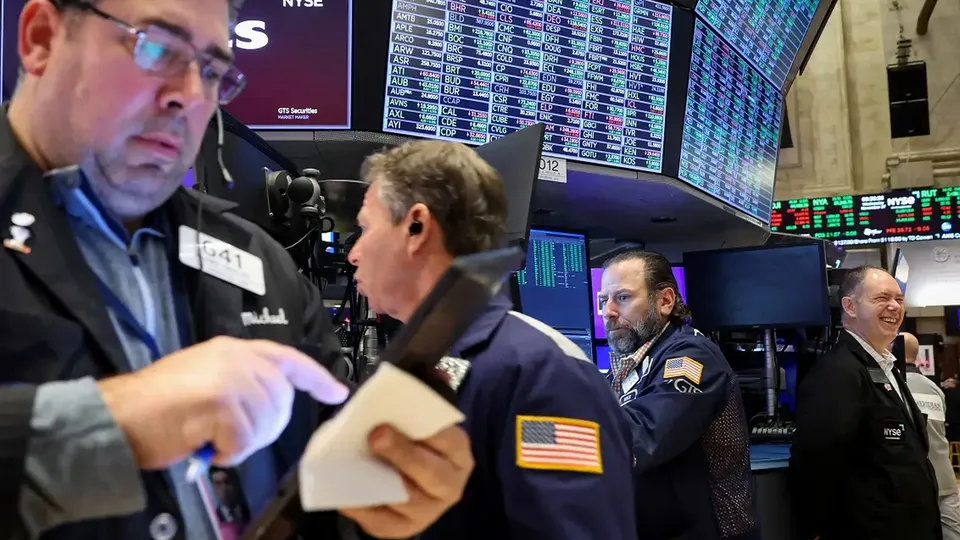 Após um dia desastroso, a Bolsa de Nova York se recupera com a valorização das ações de tecnologia, lideradas pela Nvidia.