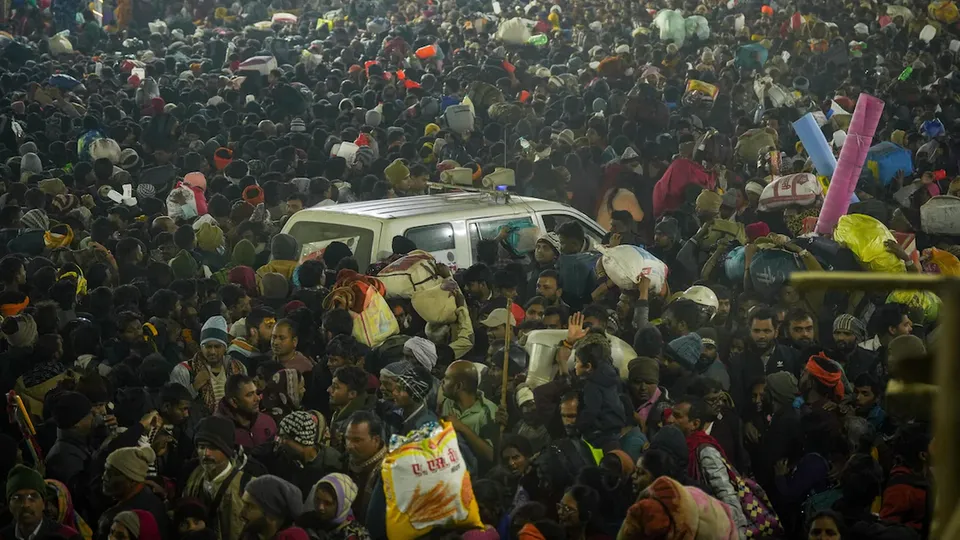 Kumbh Mela, que atrai 400 milhões de fiéis, é palco de tragédia em Prayagraj; autoridades investigam