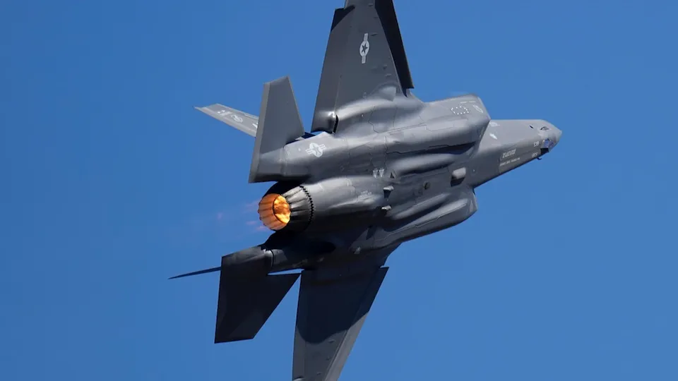 Um caça F-35 da Força Aérea dos EUA caiu no Alasca, mas o piloto conseguiu se ejetar e sobreviveu ao incidente.