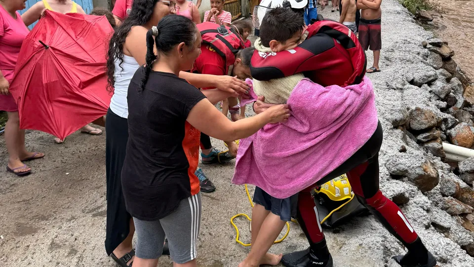 Criança foi surpreendida pela elevação do nível do Arroio Pedrinho após forte chuva em Bento Gonçalves. Resgate foi bem-sucedido.