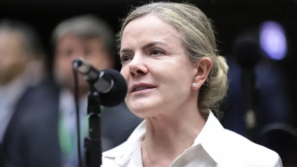 O presidente Lula está próximo de nomear Gleisi Hoffmann como ministra, em reforma ministerial prevista para breve.