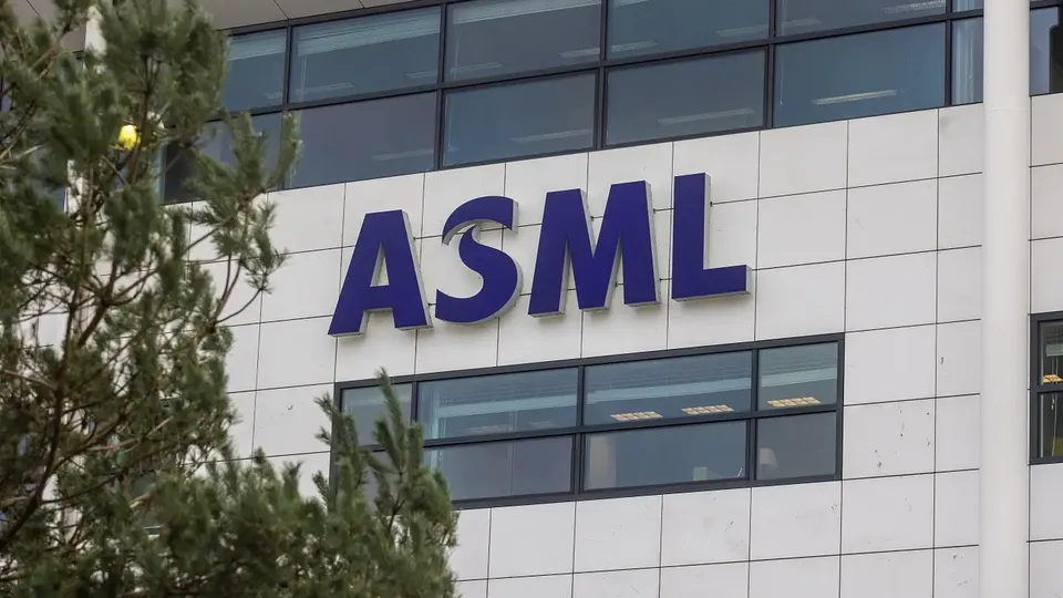 ASML registra aumento significativo nas encomendas de máquinas de chips com IA