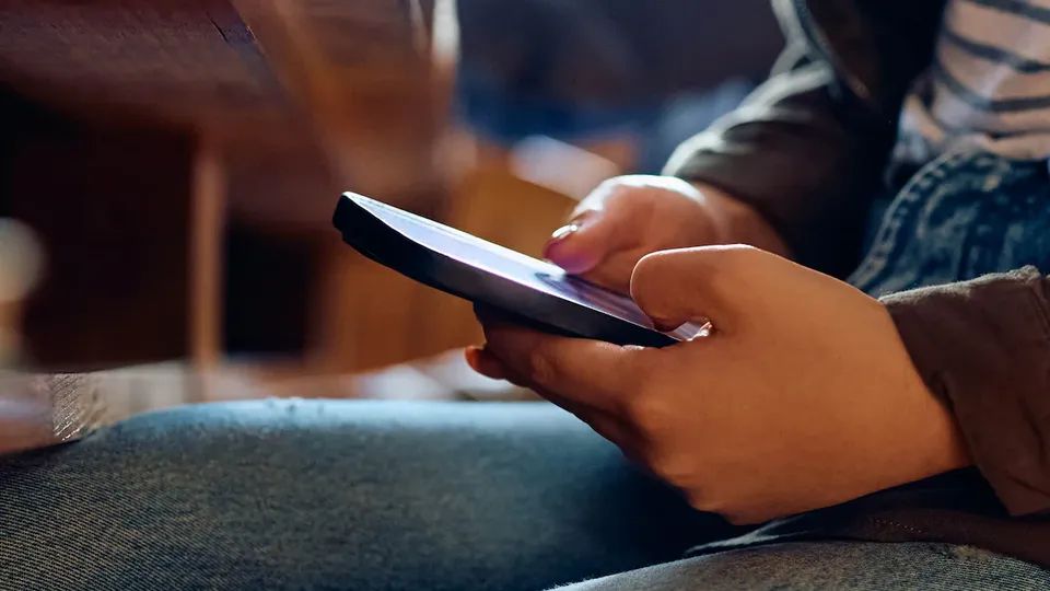 A nova legislação estabelece restrições ao uso de celulares nas instituições de ensino, mas gera dúvidas sobre sua aplicação.